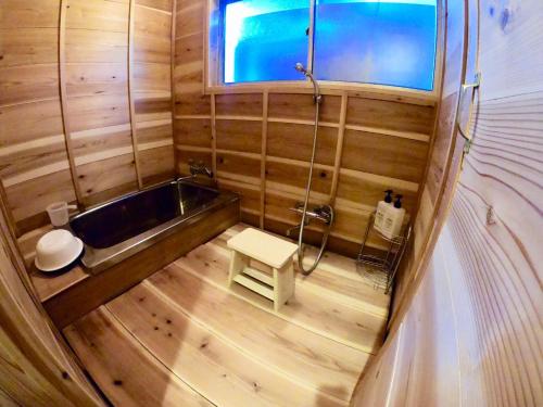 a small bathroom with a tub and a sink at Benidaruma - Usagi in Kyoto