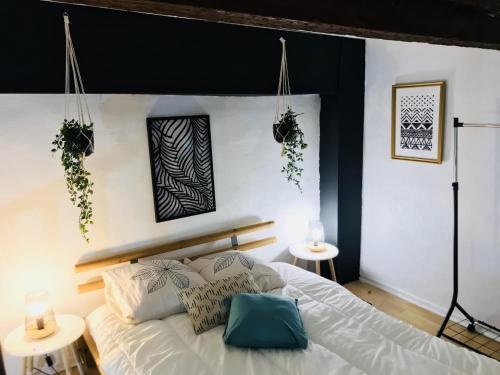 - une chambre avec un lit blanc et 2 tables dans l'établissement Superbe! Loft T3 -Ctre Historic- Prox. Place Comédie, à Montpellier