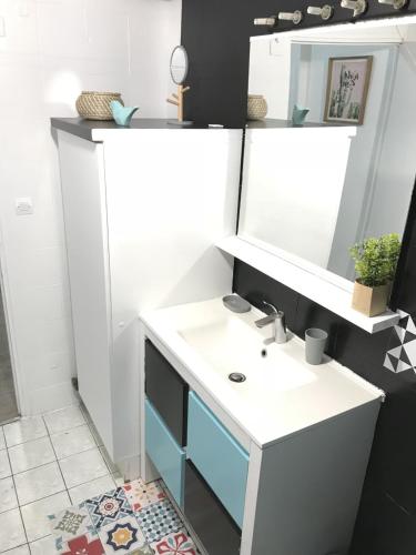 une salle de bain avec un lavabo et un miroir dans l'établissement Superbe! Loft T3 -Ctre Historic- Prox. Place Comédie, à Montpellier