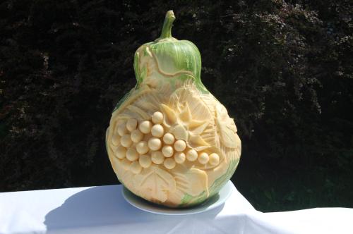 a green pepper with grapes on it sitting on a table at hotel lo sciatore in Cotronei