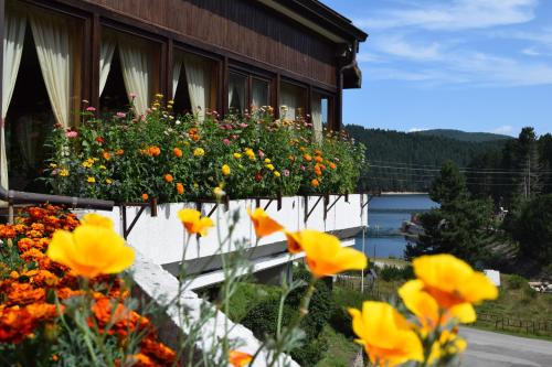 a building with flowers on the side of it at hotel lo sciatore in Cotronei