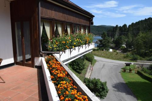 a building with flower boxes on a balcony at hotel lo sciatore in Cotronei