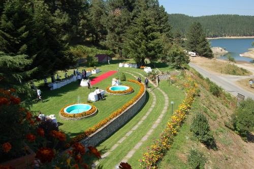 an overhead view of a garden with people and flowers at hotel lo sciatore in Cotronei