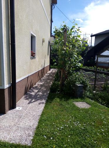Un jardín fuera de Apartma Rutar