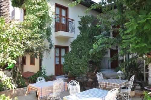 een patio met tafels en stoelen voor een gebouw bij Sibel Hotel in Antalya