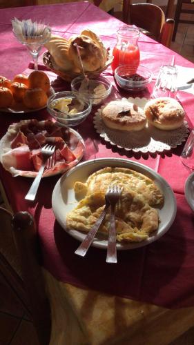 a table with a plate of food on a pink table at Agriturismo Didone in Dorgali