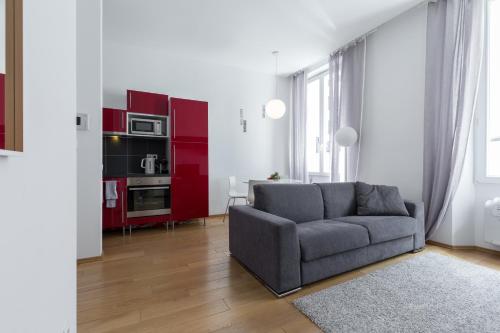 - un salon avec un canapé et des armoires rouges dans l'établissement Le St Honoré, à Cannes