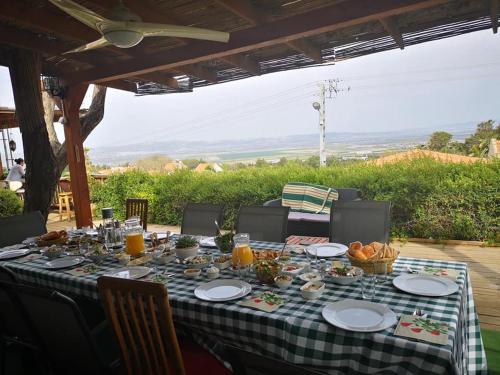 una mesa con platos de comida encima en Villa Billy, en Gan Ner