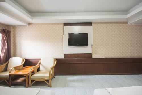 Телевизор и/или развлекательный центр в Khon Kaen Ruenrom Hotel