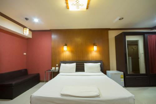 Кровать или кровати в номере Khon Kaen Ruenrom Hotel