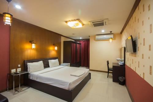 Кровать или кровати в номере Khon Kaen Ruenrom Hotel