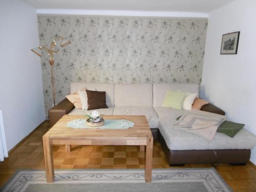 a living room with a couch and a coffee table at Ferienwohnung Janke in Nossen