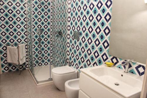 e bagno con servizi igienici, lavandino e doccia. di Amalfi Sea view First floor “Casa Mia “ ad Amalfi