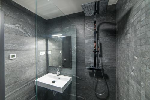 A bathroom at PR1MO Apartmanok