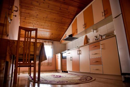 een keuken met een tafel en een stoel. bij Villa Garden Shkodra in Shkodër