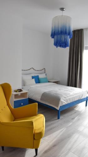 マンガリアにあるMEMangaliaのベッドルーム1室(ベッド1台、黄色い椅子付)