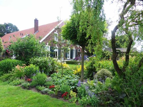 a garden in front of a house with flowers at 't Lankhof in Aalten