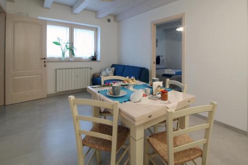 a dining room with a table and chairs at Da nonno in Pezze di Greco