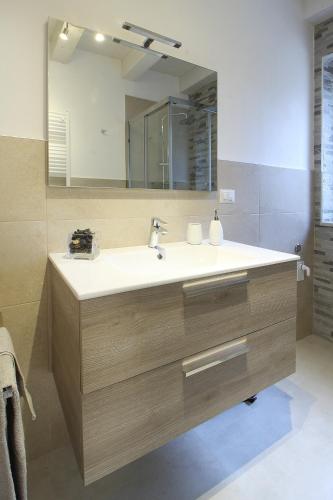 a bathroom with a sink and a mirror at Da nonno in Pezze di Greco