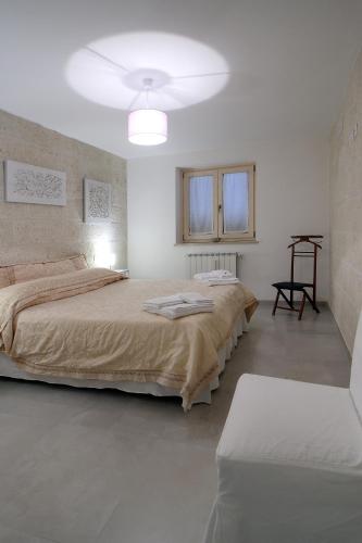 a bedroom with two beds and a ceiling at Da nonno in Pezze di Greco