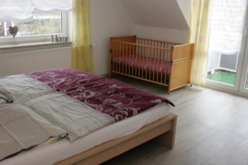 - une petite chambre avec un lit bébé dans l'établissement Am Kurzentrum 16, à Carolinensiel