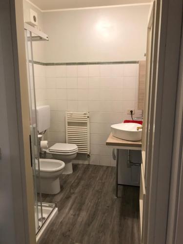 a bathroom with two toilets and a sink at Grazioso Bilocale Metrò/Centro in Brescia