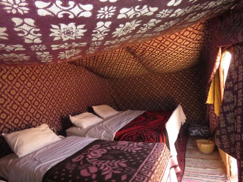 Giường trong phòng chung tại Chegaga Berber Camps