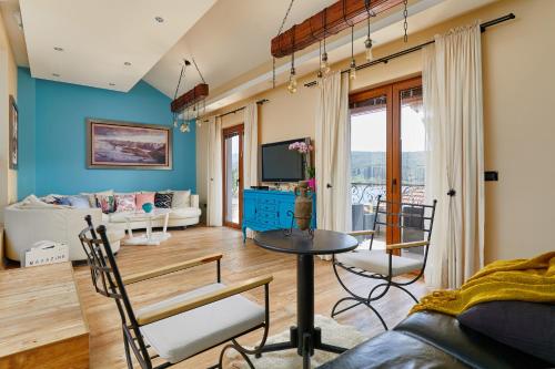 Villa Adria في كوتور: غرفة معيشة بجدران زرقاء وطاولة وكراسي