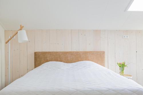מיטה או מיטות בחדר ב-Boerderij Appartementen Ûnder de Wol - Súdwest Fryslân