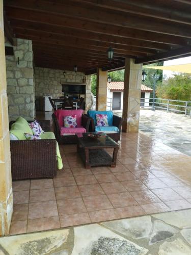 un patio con 2 sofás y una mesa en Koutsini Villa, en Pano Akourdalia