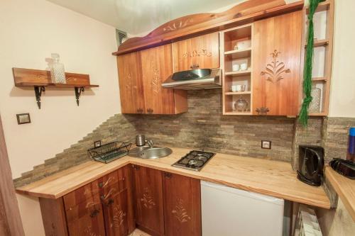 una cucina con armadi in legno e lavandino di Apartament Zborowskiego a Zakopane