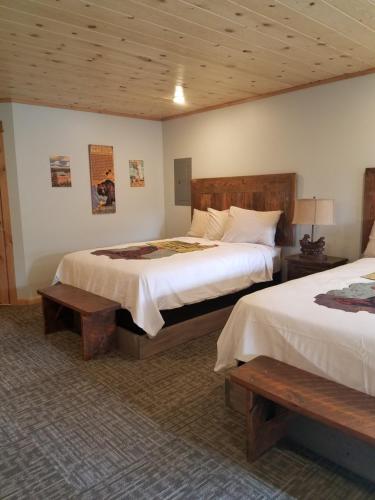 Tempat tidur dalam kamar di 406 Lodge at Yellowstone