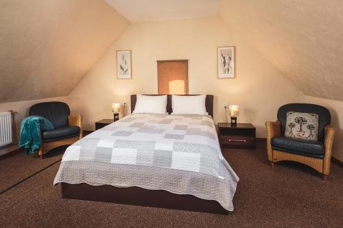 En eller flere senge i et værelse på Karle Hotel Guest House