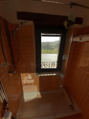 e bagno con finestra, vasca e doccia. di La tana dei leoni a Monsampolo del Tronto