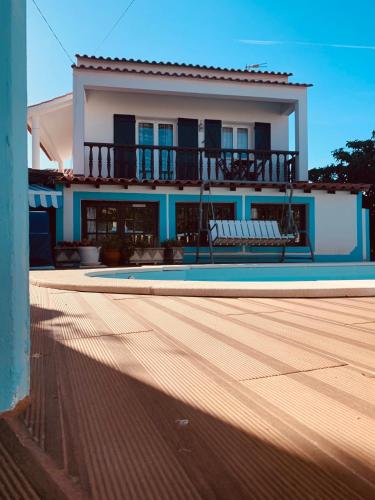 a house with two benches in front of it at Fatima Belavista & Pool in Fátima