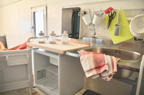eine Küche mit einer Spüle und einer Theke mit Küchenutensilien in der Unterkunft Gut Groß Fedderwarden in Butjadingen