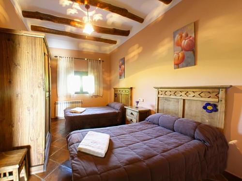 una camera con letto e divano di Alpujarra Cortijo Casilla Noguera a Pórtugos