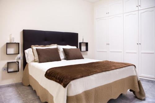 a bedroom with a large bed and white cabinets at Casa Julia 1 Ático vista playa Las Teresitas in San Andrés