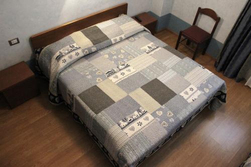 - un lit avec couverture dans une chambre dans l'établissement B&B Leonardi, à Monclassico