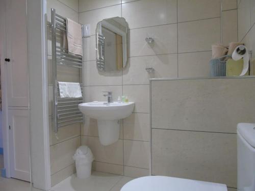 Ένα μπάνιο στο Bond's Cottage Barn