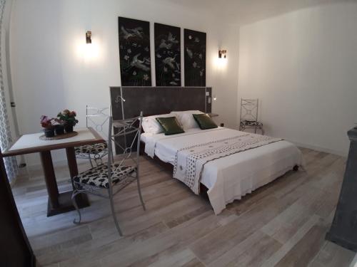 sypialnia z łóżkiem, stołem i biurkiem w obiekcie Studio Lou Nidou, Nice Centre w Nicei