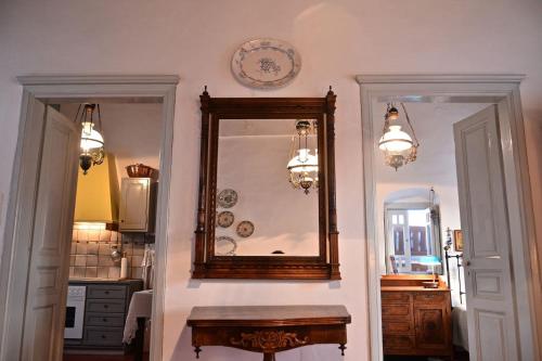 ein Badezimmer mit einem Spiegel und einem Holztisch in der Unterkunft Stunning town-house in Chora, Serifos in Serifos Chora