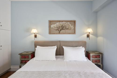Cama ou camas em um quarto em Fabulous 3BD Apt close to Kalimarmaro