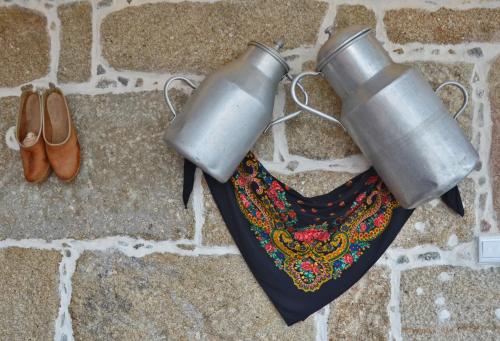 a tie with two large pots on top of it at Casa de Campo Sossego da Lata in Fafe