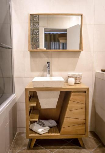 une salle de bain avec un lavabo et un miroir dans l'établissement The Vaujany Mountain Lodge, à Vaujany
