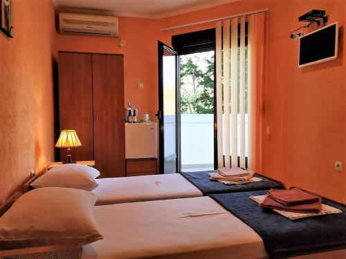 Postel nebo postele na pokoji v ubytování Villa Budvanka Guesthouse