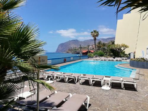 By the Beach & Pool Apartment
