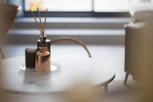 a table with a vase with sticks in it at Spéciale Halloween - Idéal Familles & Groupes - 15min Parc Spirou - Nocturnes les 25, 30, 31 octobre et le 1er novembre - 10min Avignon - 5min Gare - Grand jardin clos - Parking gratuit - Au calme - Maison haut de gamme in Sorgues