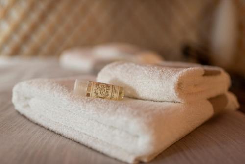 a pile of white towels with a ring on top at Quinta do Ragal in Lavacolhos