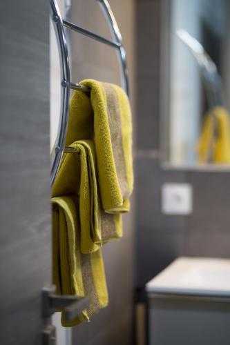 a group of towels hanging on a towel rack in a bathroom at Spéciale Halloween - Idéal Familles & Groupes - 15min Parc Spirou - Nocturnes les 25, 30, 31 octobre et le 1er novembre - 10min Avignon - 5min Gare - Grand jardin clos - Parking gratuit - Au calme - Maison haut de gamme in Sorgues